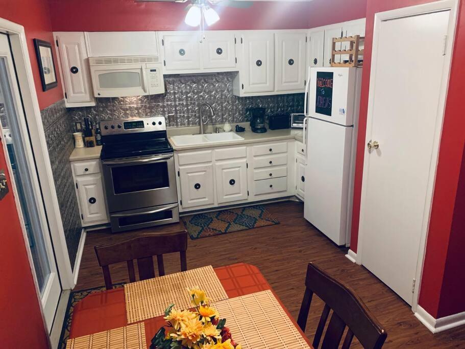 Family Friendly Downtown Home - Private Yard & Grill - Location, Location, Location! Атенс Экстерьер фото